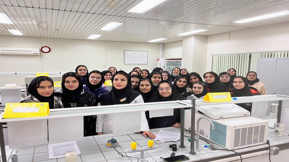 بازدید مدرسه دخترانه کوثر از آزمایشگاه جامع تحقیقات